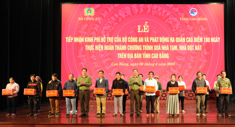 Thứ trưởng Phạm Thế Tùng trao quà của Bộ trưởng Bộ Công an tặng đại diện các hộ gia đình thuộc diện xóa nhà tạm, nhà dột nát trên địa bàn tỉnh Cao Bằng.