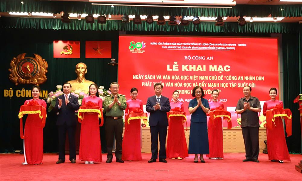 Các đại biểu cắt băng khai mạc triển lãm sách.