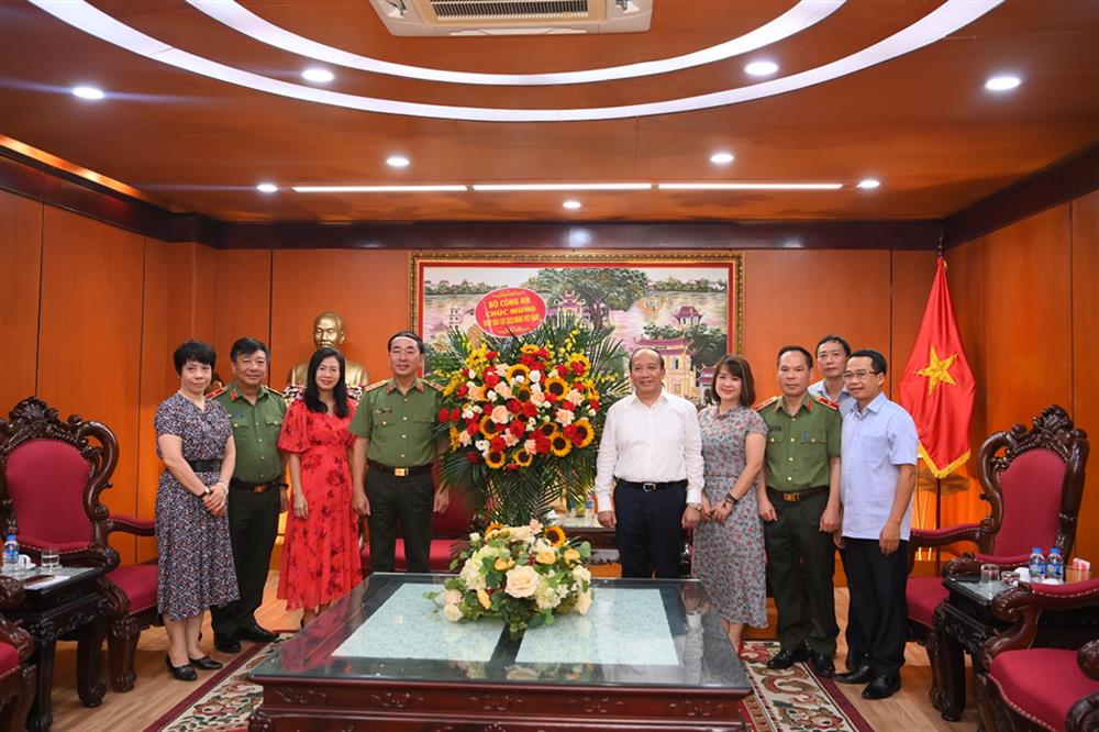 Thứ trưởng Trần Quốc Tỏ tặng hoa chúc mừng Đài Tiếng nói Việt Nam và Thông tấn xã Việt Nam.