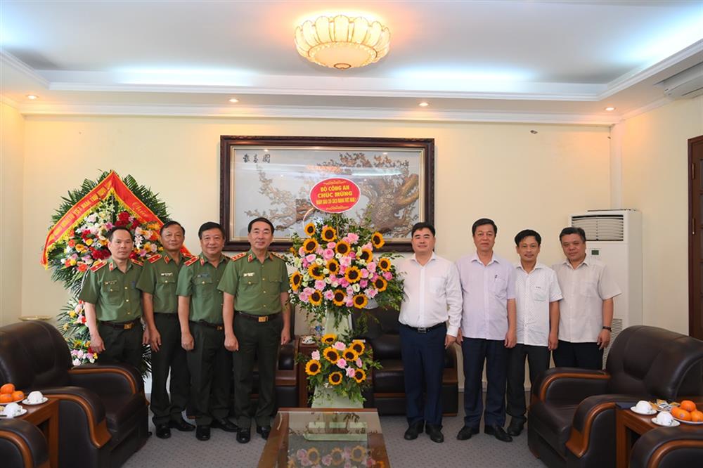 Thứ trưởng Trần Quốc Tỏ tặng hoa chúc mừng Tạp chí Cộng sản.