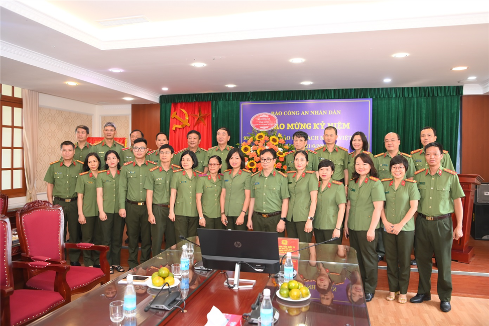 Thứ trưởng Trần Quốc Tỏ cùng Đoàn công tác chụp ảnh lưu niệm với tập thể lãnh đạo, Ban Biên tập Báo CAND.