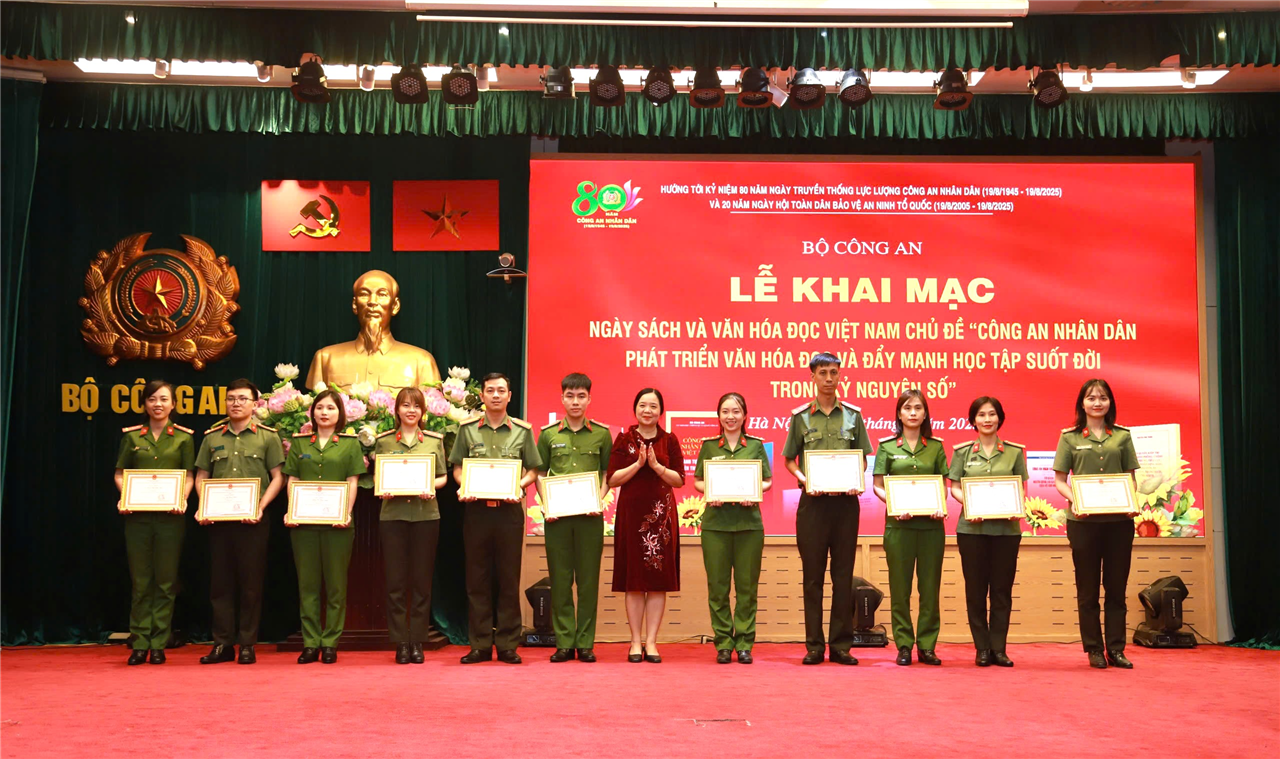 Ban Tổ chức trao giải thưởng cho các tập thể, cá nhân đạt giải Cuộc thi Đại sứ Văn hoá đọc trong CAND năm 2025.