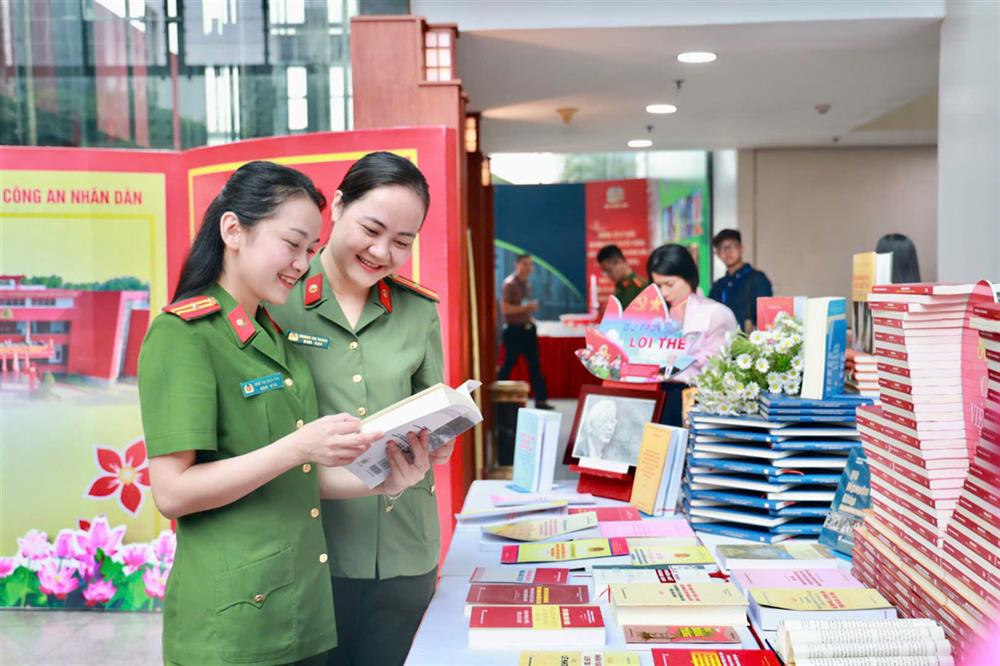 Các đại biểu tham quan triển lãm sách.