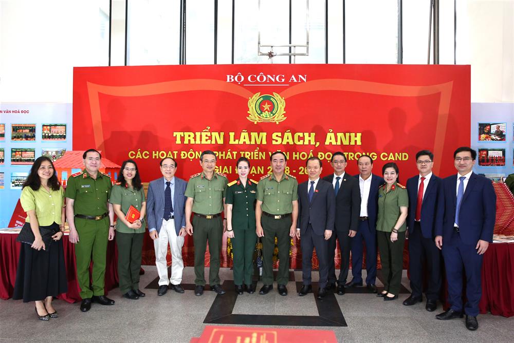 Các đại biểu dự buổi Lễ.