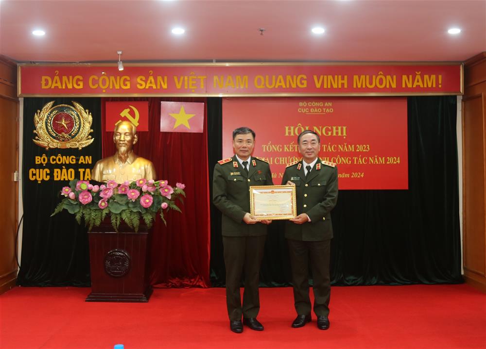 Thứ trưởng Trần Quốc Tỏ trao Bằng khen của Bộ trưởng Bộ Công an cho tập thể Cục Đào tạo về thành tích trong phong trào thi đua “Vì an ninh Tổ quốc” năm 2023.