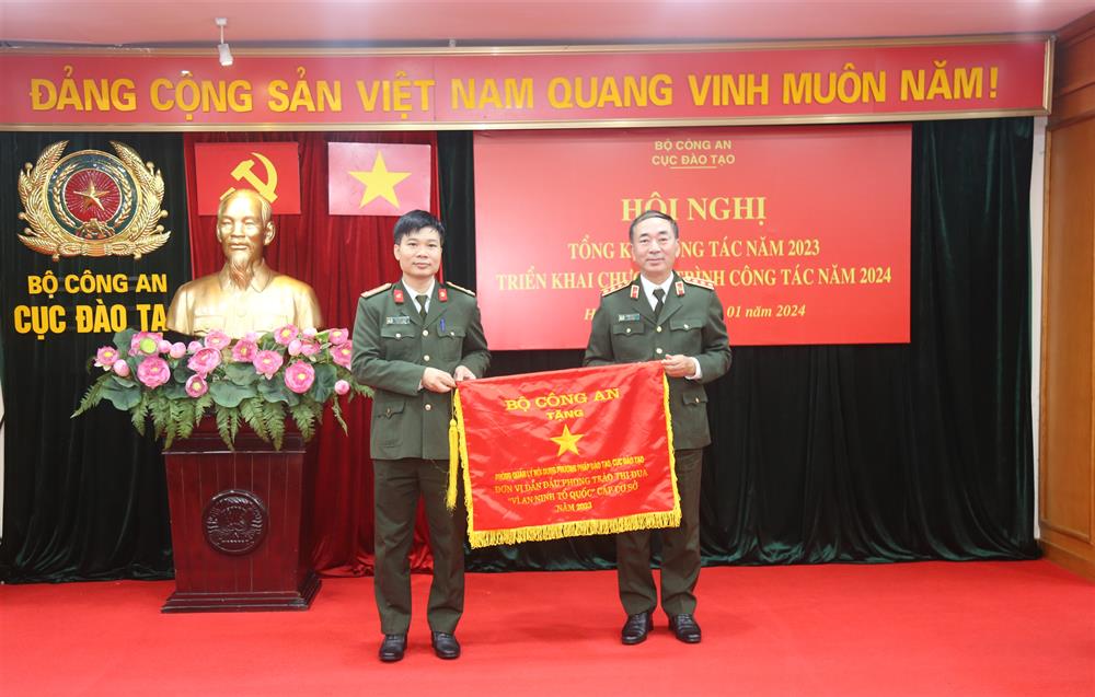 Thứ trưởng Trần Quốc Tỏ trao cờ thi đua của Bộ Công an cho tập thể Phòng Quản lý nội dung, phương pháp đào tạo về thành tích xuất sắc, dẫn đầu trong phong trào thi đua “Vì an ninh Tổ quốc” năm 2023.
