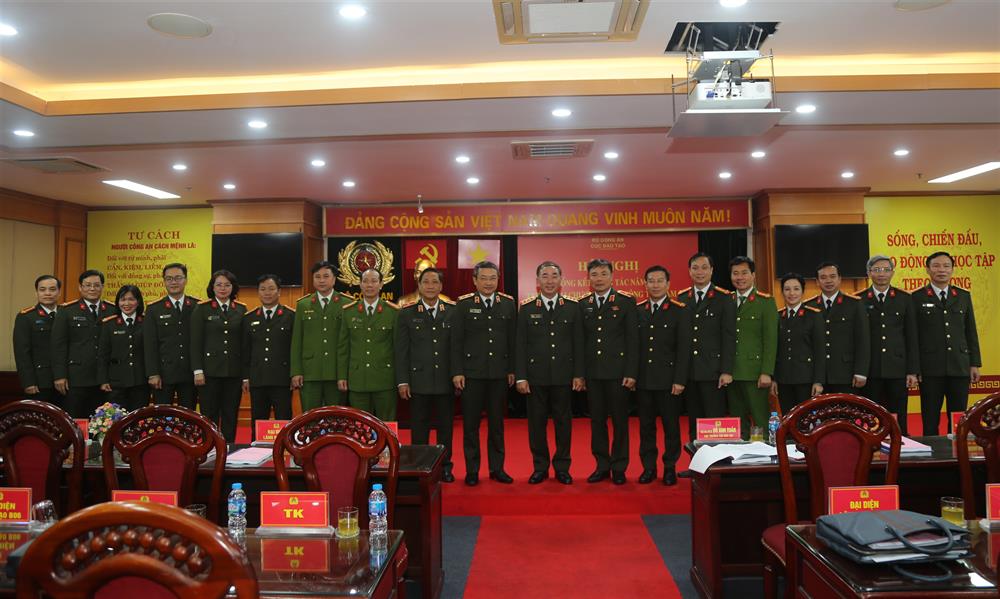 Thứ trưởng Trần Quốc Tỏ cùng các đại biểu dự Hội nghị.