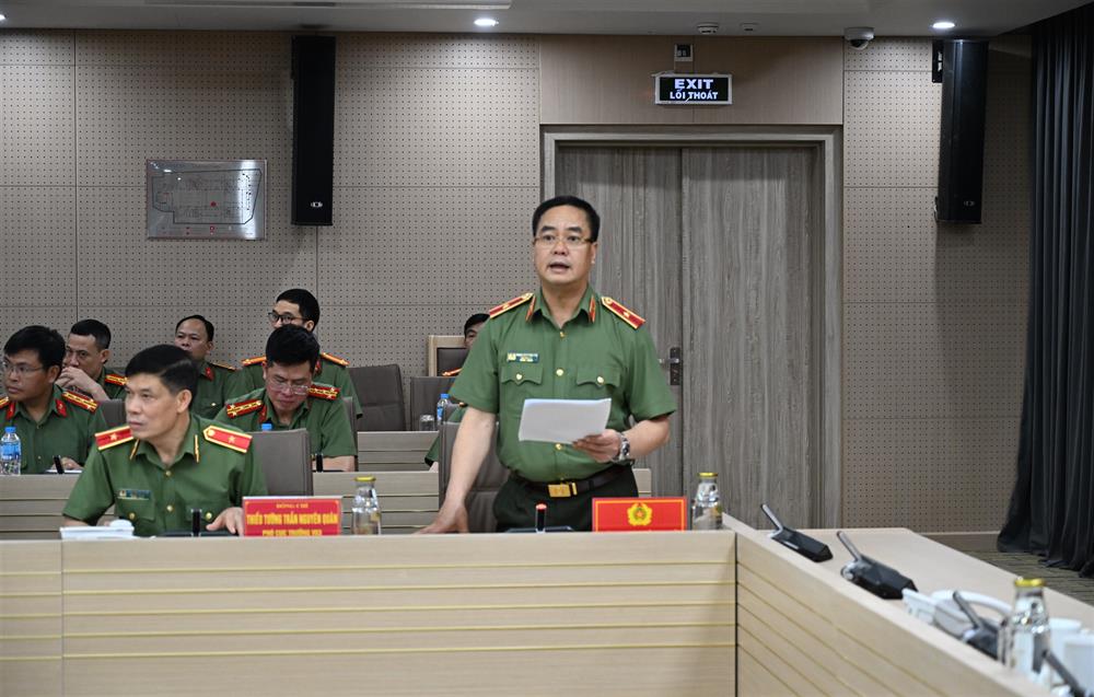 Thiếu tướng Phạm Công Nguyên, Cục trưởng Cục Pháp chế và cải cách hành chính, tư pháp trình bày báo cáo tại Hội nghị.