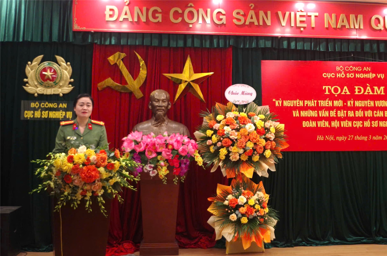 Đại tá Bùi Thị Thanh Liên, Phó Cục trưởng Cục Hồ sơ nghiệp vụ phát biểu tại Tọa đàm.
