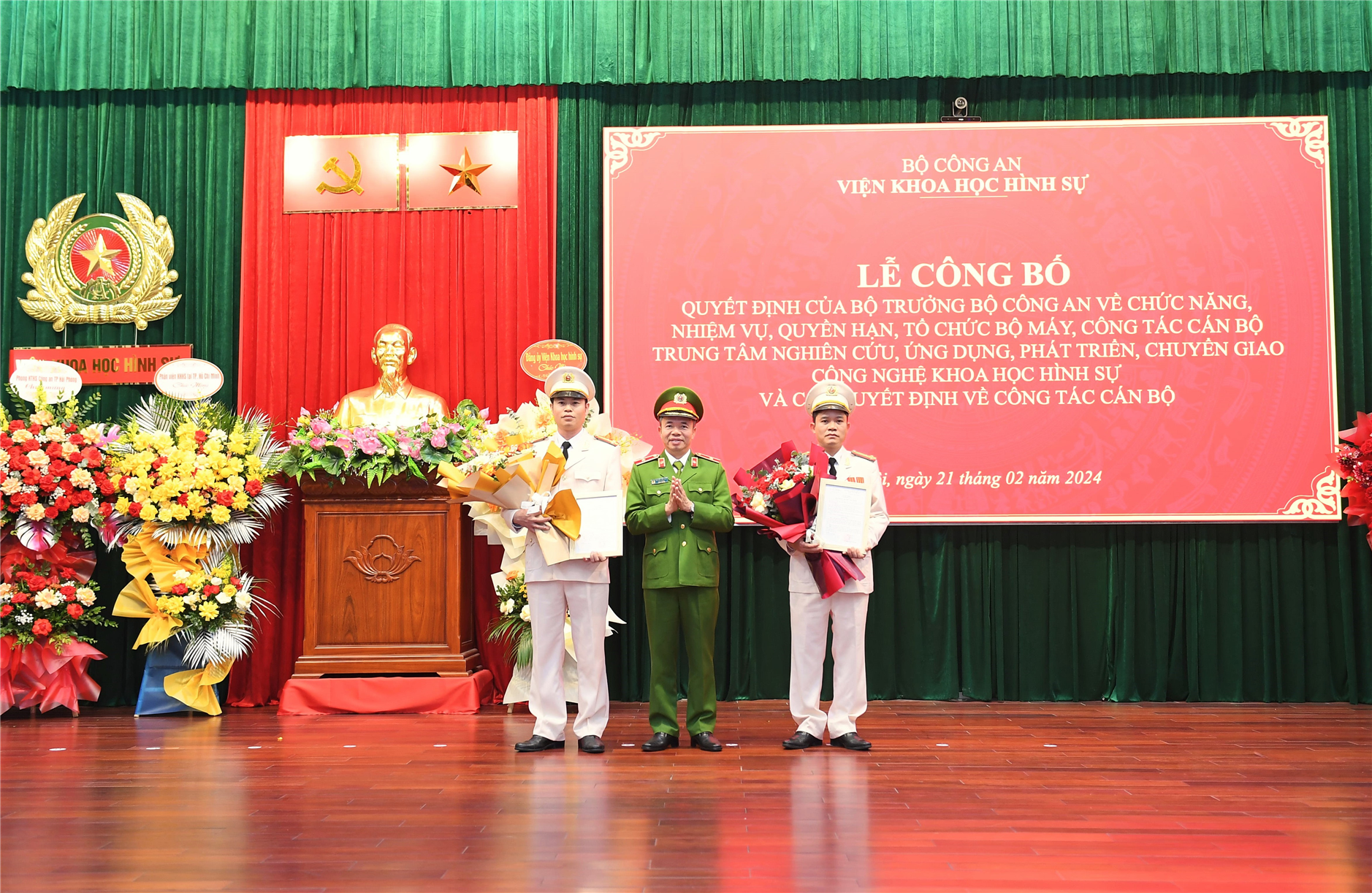 Thiếu tướng Nguyễn Tiến Nam trao Quyết định của Viện KHHS về việc bổ nhiệm lãnh đạo Trung tâm nghiên cứu, ứng dụng, phát triển và chuyển giao công nghệ KHHS.