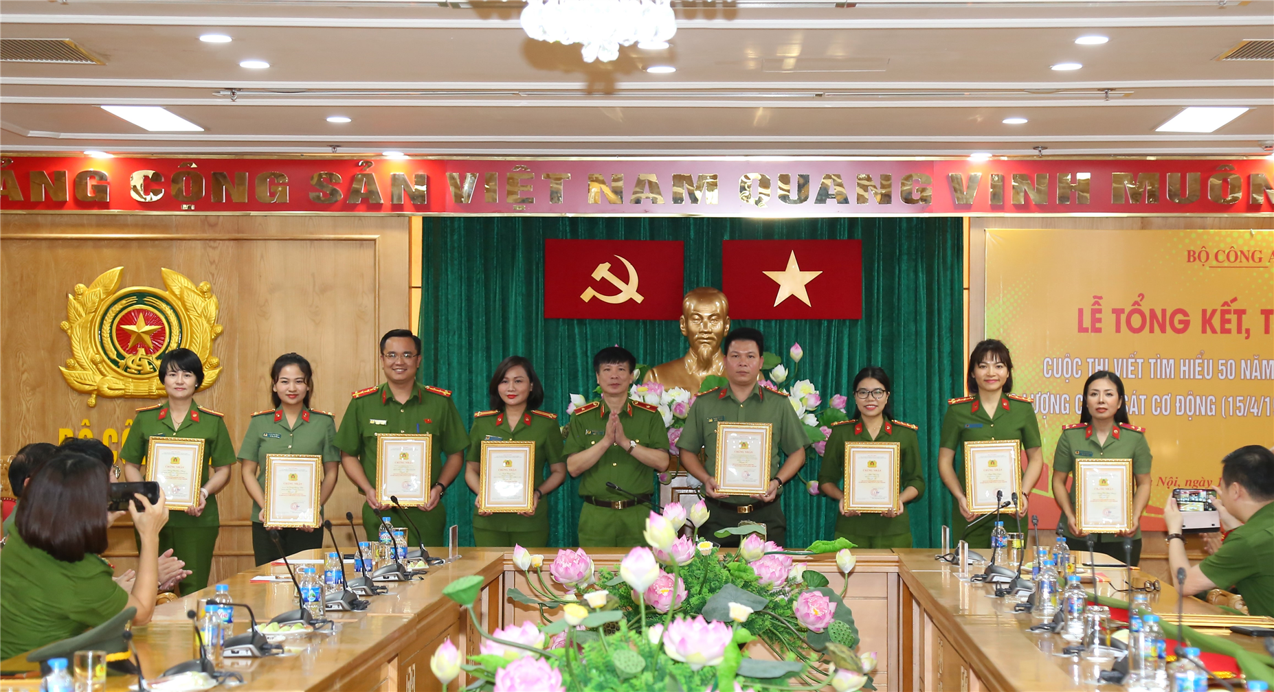 Thiếu tướng Nguyễn Ngọc Thanh trao giải B cho các tác giả, nhóm tác giả đạt giải.