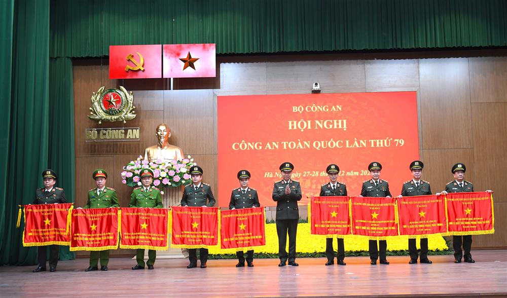 Thừa uỷ quyền của Thủ tướng Chính phủ, Bộ trưởng Tô Lâm trao Cờ thi đua của Chính phủ tặng Cục An ninh đối ngoại; Bộ Tư lệnh Cảnh vệ; Cục An ninh mạng và phòng chống tội phạm sử dụng công nghệ cao; Cục Tổ chức cán bộ; Văn phòng Bộ Công an; Cục B4; Cục Cảnh sát điều tra tội phạm về tham nhũng, kinh tế, buôn lậu; Cục Cảnh sát quản lý hành chính về trật tự xã hội; Cục Quản lý xây dựng và doanh trại.
