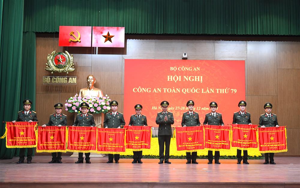 Thừa uỷ quyền của Thủ tướng Chính phủ, Bộ trưởng Tô Lâm trao Cờ thi đua của Chính phủ tặng Công an tỉnh Bắc Giang; Công an tỉnh Lai Châu; Công an Thành phố Hồ Chí Minh; Công an tỉnh Nam Định; Công an tỉnh Quảng Ninh; Công an tỉnh Quảng Ngãi; Công an tỉnh Nghệ An; Công an tỉnh Bình Phước; Công an tỉnh Bạc Liêu.