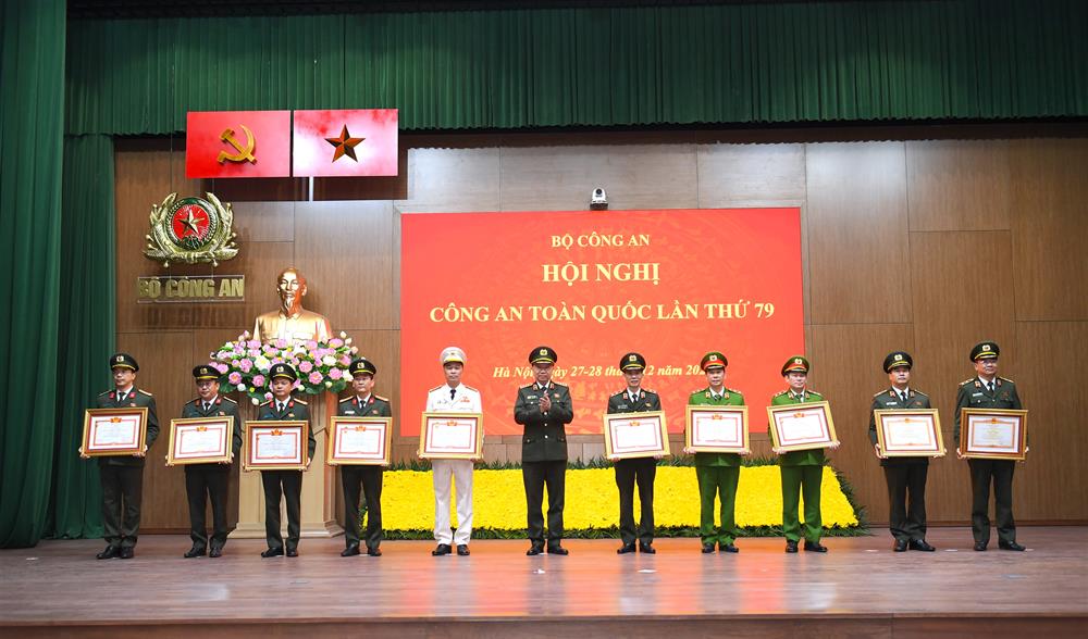 Thừa uỷ quyền của Thủ tướng Chính phủ, Bộ trưởng Tô Lâm trao Bằng khen của Thủ tướng Chính phủ tặng Trung tướng Nguyễn Minh Đức, Phó Chủ nhiệm, Ủy ban Quốc phòng và An ninh của Quốc hội; Thiếu tướng Phạm Công Nguyên, Cục trưởng, Cục Pháp chế và cải cách hành chính, tư pháp vì có thành tích trong xây dựng Luật Căn cước và Luật Lực lượng tham gia bảo vệ an ninh, trật tự ở cơ sở. Trao danh hiệu Chiến sỹ thi đua toàn quốc tặng Trung tướng Nguyễn Văn Viện, Cục trưởng Cục Cảnh sát điều tra tội phạm về ma túy; Trung tướng Trần Minh Hưởng, Giám đốc Học viện Cảnh sát nhân dân; Trung tướng Hoàng Đức Lừng, Cục trưởng Cục Tổ chức cán bộ; Đại tá Tô Anh Dũng, Giám đốc Công an tỉnh Hà Nam; Đại tá Bùi Quang Bình, Giám đốc Công an tỉnh Hải Dương; Đại tá Thái Hồng Công, Giám đốc Công an tỉnh Lạng Sơn; Đại tá Lâm Phước Nguyên, Giám đốc Công an tỉnh An Giang; Đại tá Nguyễn Hồng Phong, Giám đốc Công an tỉnh Hà Tĩnh.
