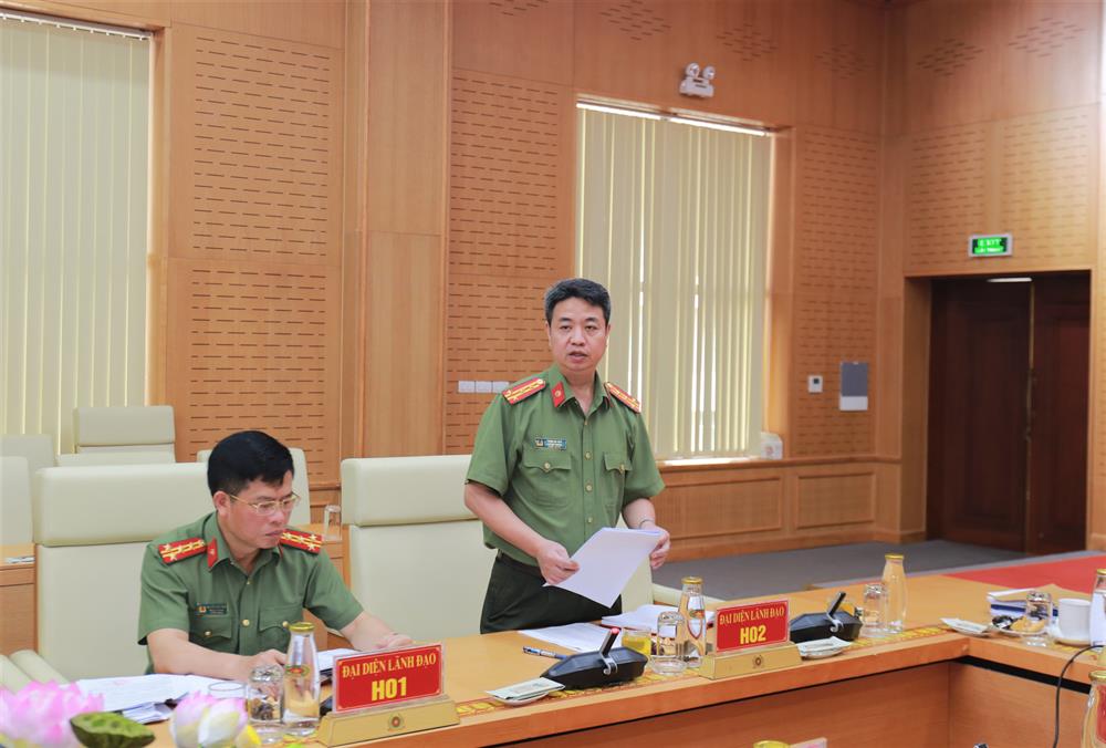 Lãnh đạo Cục Quản lý xây dựng và doanh trại trình bày báo cáo tại Hội nghị.