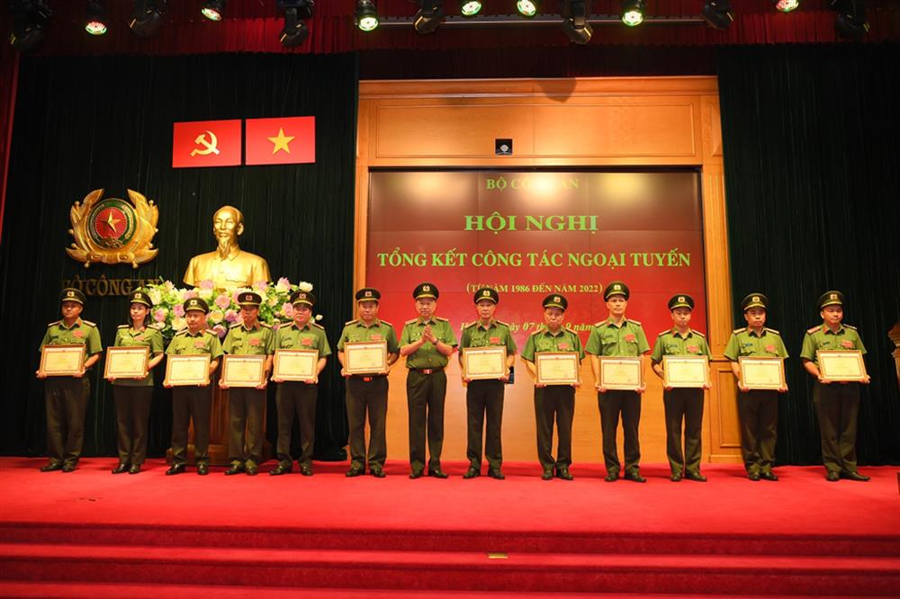 Bộ trưởng Tô Lâm trao Bằng khen của Bộ Công an tặng các tập thể, cá nhân có thành tích xuất sắc.