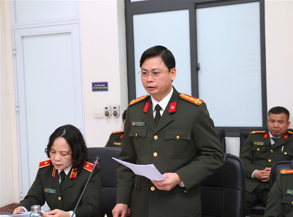 Lãnh đạo các đơn vị chức năng thuộc Bộ trao đổi, giải đáp về những kiến nghị, đề xuất mà Bệnh viện YHCT đã đề ra nhằm phát triển Bệnh viện trong thời gian tới.