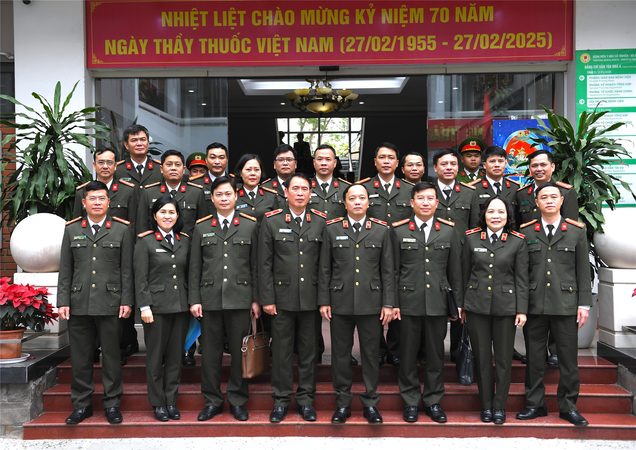 Thứ trưởng Đặng Hồng Đức cùng các đại biểu dự buổi làm việc.