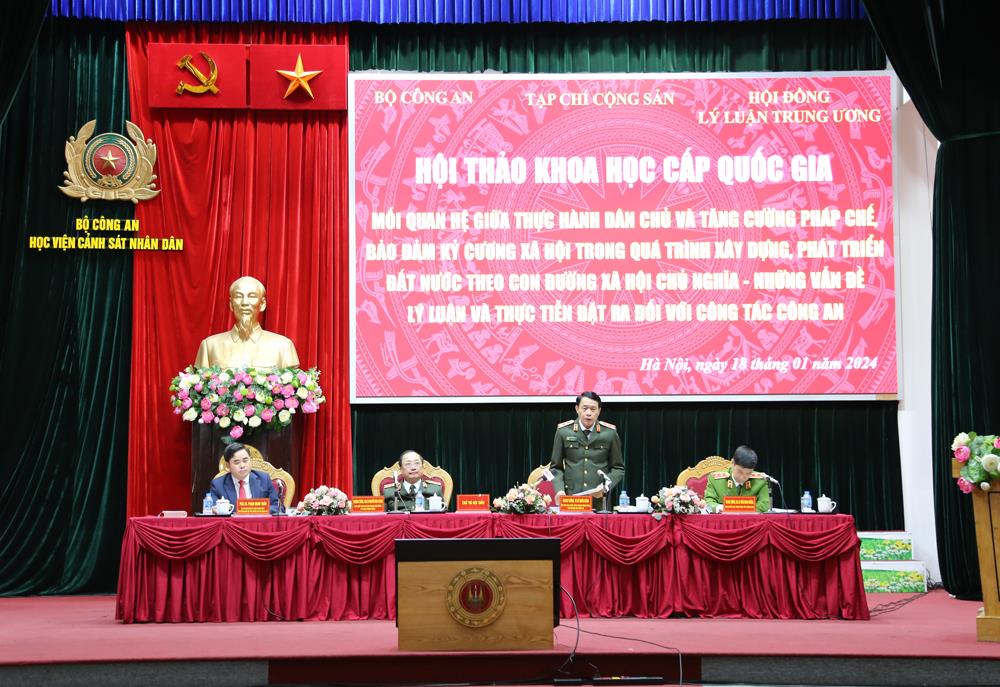 Thứ trưởng Lê Quốc Hùng; Phó Chủ tịch chuyên trách Hội đồng Lý luận Trung ương Nguyễn Văn Thành; Phó Tổng biên tập phụ trách Tạp chí Cộng sản Phạm Minh Tuấn và Giám đốc Học viện Cảnh sát nhân dân Trần Minh Hưởng đồng chủ trì Hội thảo.