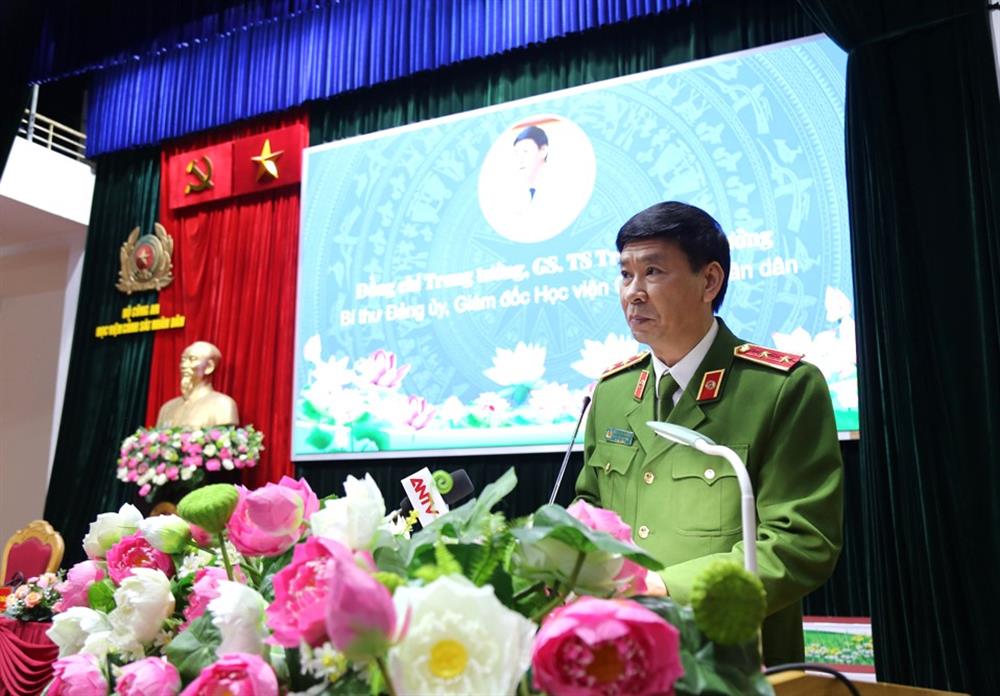 Trung tướng, GS.TS Trần Minh Hưởng, Giám đốc Học viện Cảnh sát nhân dân báo cáo đề dẫn Hội thảo.