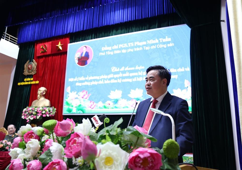 PGS.TS Phạm Minh Tuấn, Phó Tổng Biên tập phụ trách Tạp chí Cộng sản phát biểu tham luận.