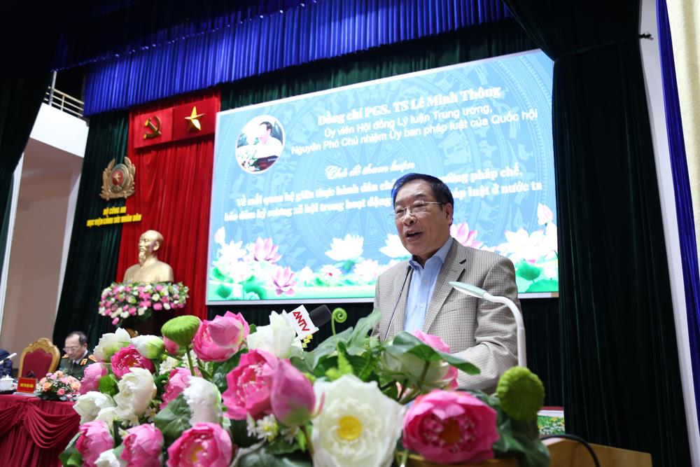 PGS.TS Lê Minh Thông, nguyên Phó Chủ nhiệm Ủy ban pháp luật của Quốc hội phát biểu tham luận.