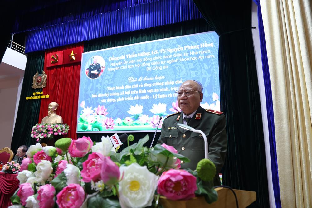 Thiếu tướng, GS.TS Nguyễn Phùng Hồng, nguyên Chủ tịch Hội đồng Giáo sư ngành khoa học An ninh, Bộ Công an phát biểu tham luận.