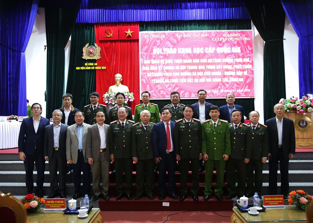 Các đại biểu dự Hội thảo.