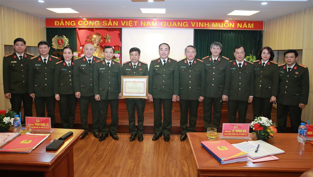 Thứ trưởng Trần Quốc Tỏ trao Bằng khen của Bộ trưởng Bộ Công an cho Cơ quan UBKT Đảng ủy  CATW đã có thành tích trong phong trào thi đua "Vì an ninh Tổ quốc" năm 2023.