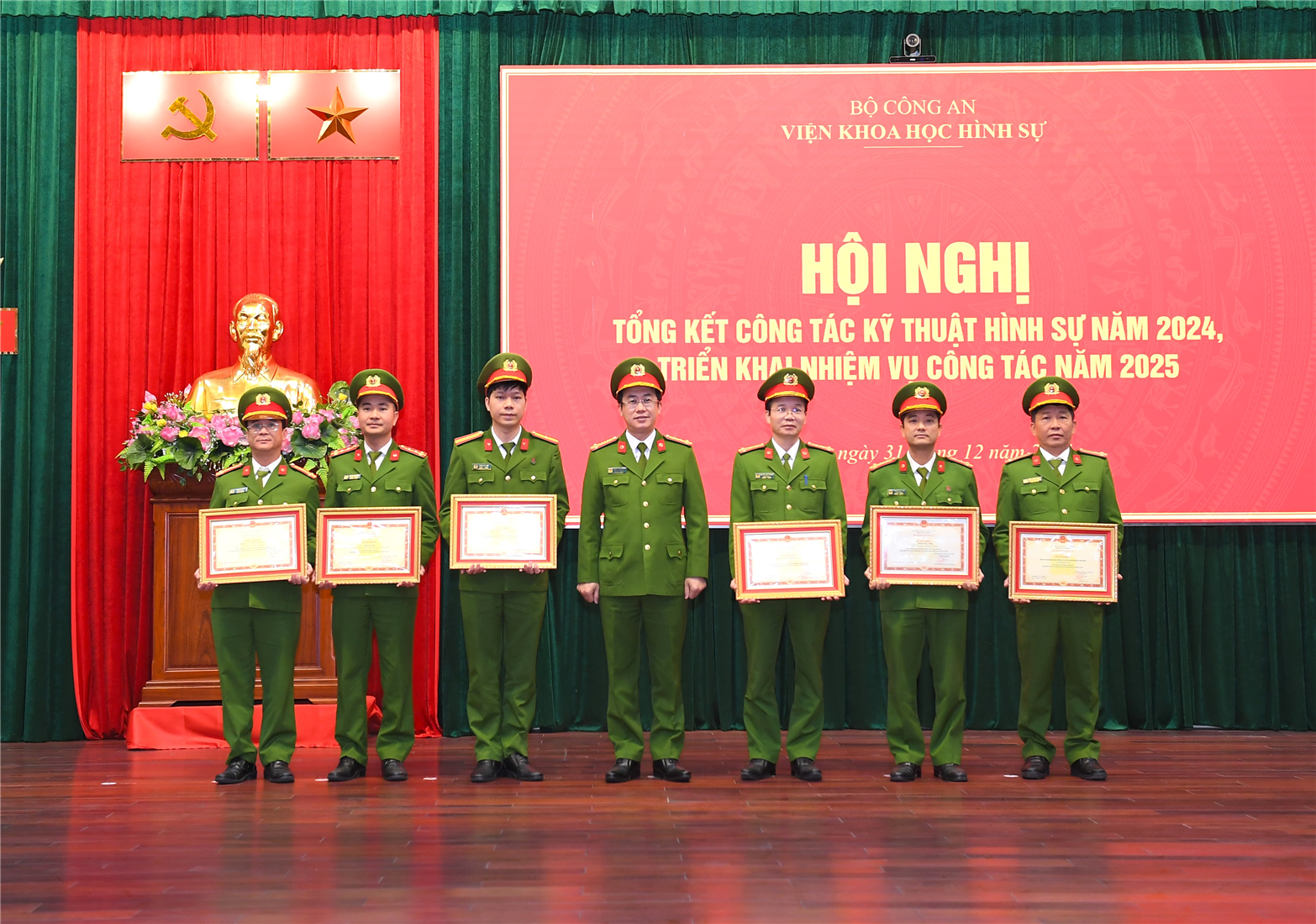 Thừa ủy quyền, Đại tá Đặng Văn Đoàn, Phó Viện trưởng trao Bằng khen của Bộ Công an tặng 02 tập thể, 05 cá nhân.