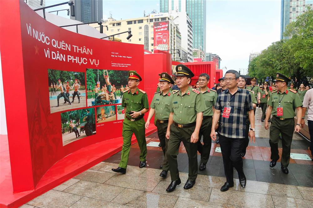 Đồng chí Thứ trưởng kiểm tra và tham qua tham quan các hoạt động của chương trình “Vinh quang Công an nhân dân Việt Nam”.