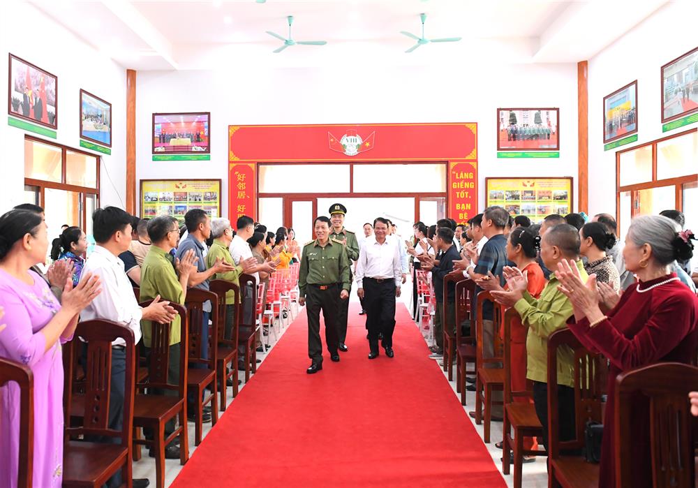 Đại tướng Lương Tam Quang cùng các đại biểu đến dự Ngày hội.