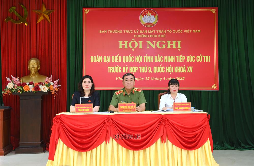Thứ trưởng Trần Quốc Tỏ cùng Đoàn đại biểu Quốc hội tỉnh Bắc Ninh tiếp xúc cử tri tại phường Phù Khê, thành phố Từ Sơn.