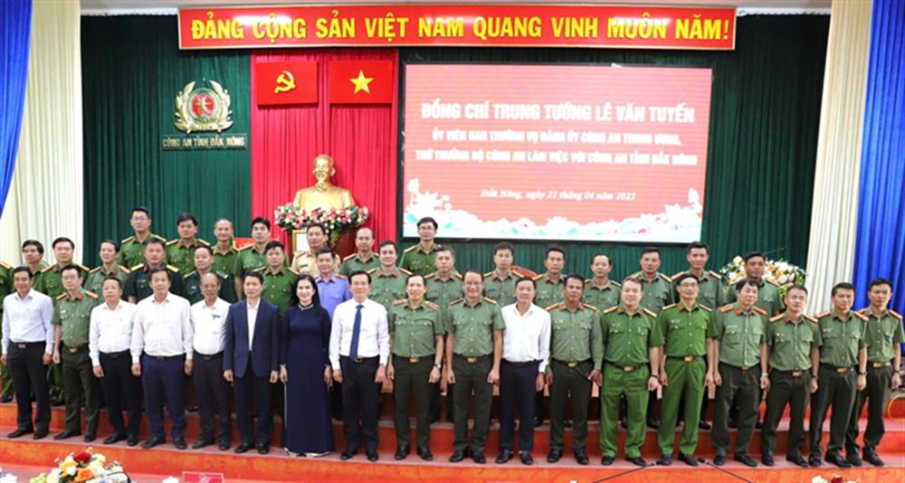 Đồng chí Thứ trưởng Bộ Công an và đồng chí Chủ tịch UBND tỉnh cùng các  đại biểu chụp hình lưu niệm với lãnh đạo chủ chốt Công an tỉnh Đắk Nông.