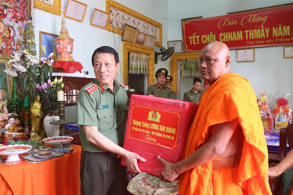 Thứ trưởng Lương Tam Quang tặng quà Thượng tọa Thạch Thường, Chủ tịch Hội Đoàn kết sư sãi yêu nước huyện Càng Long.