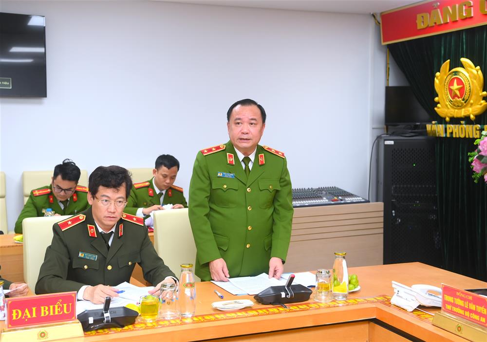 Trung tướng Trần Văn Thiện, Cục trưởng Cục Cảnh sát QLTG, CSGDBB, TGD  thông báo Quyết định của Bộ Công an và báo cáo tiến độ xây dựng Đề án.