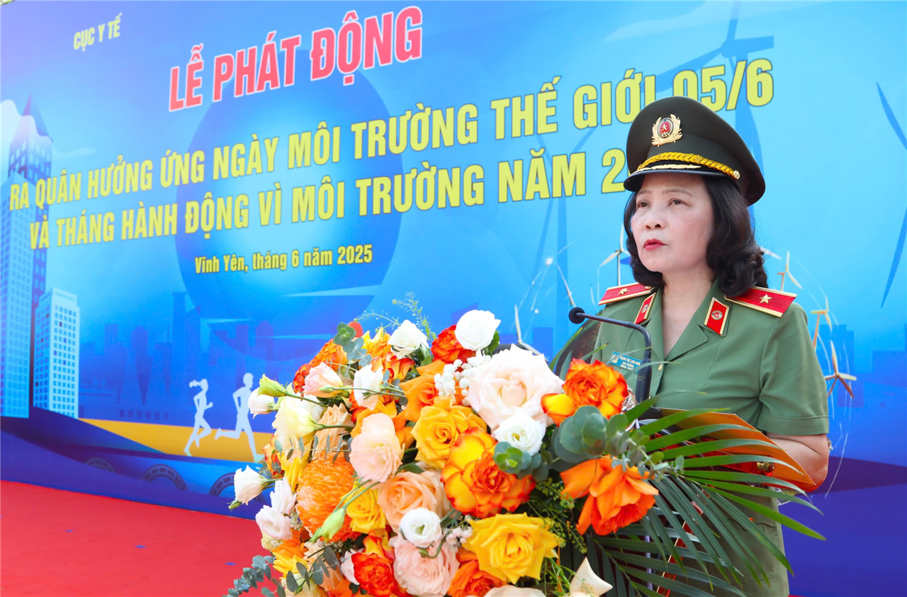 Thiếu tướng Phạm Thị Lan Anh, Cục trưởng Cục Y tế Bộ Công an phát biểu tại Lễ hưởng ứng.