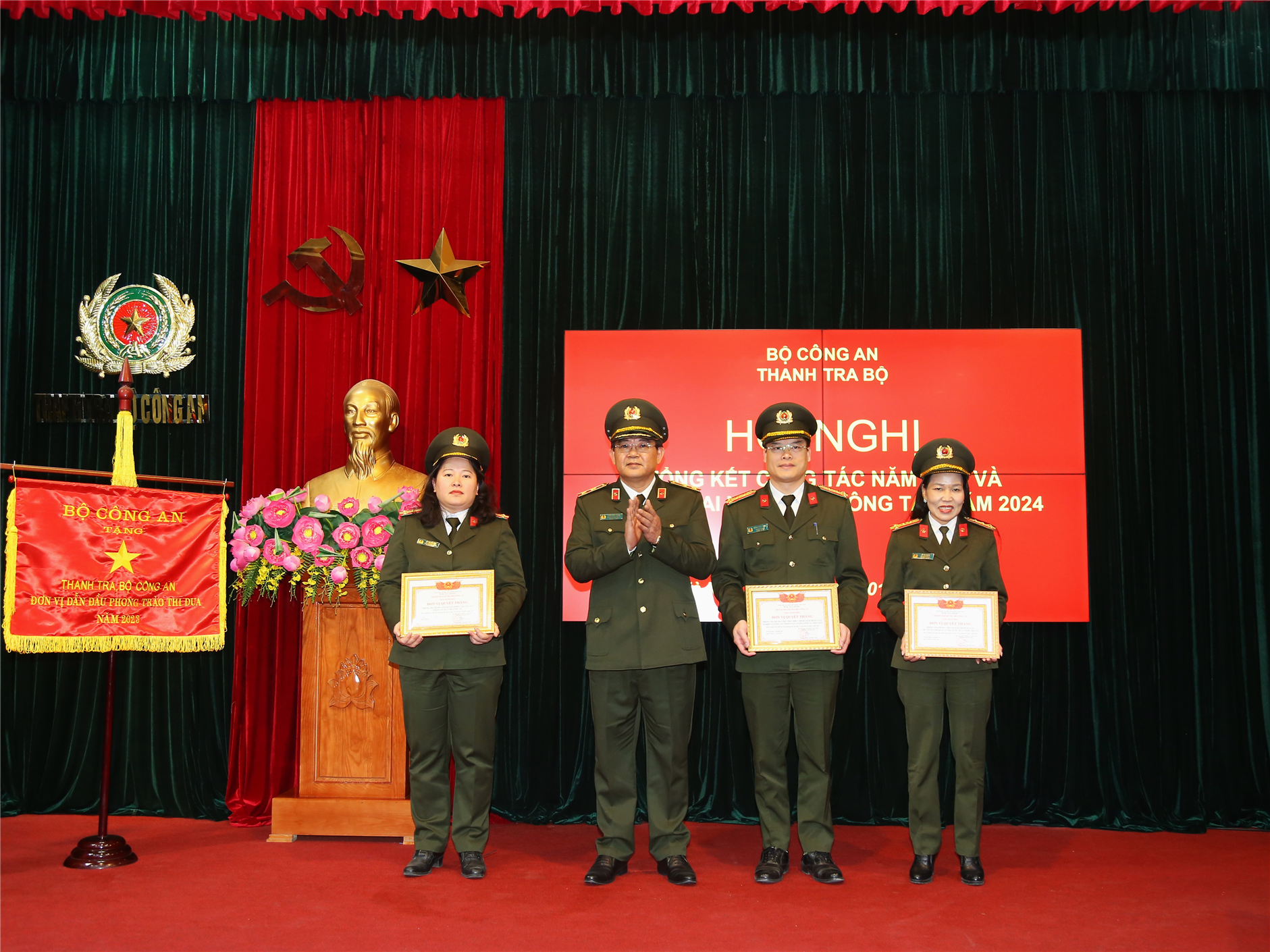 Chánh Thanh tra Bộ Trần Đức Tuấn trao danh hiệu "Đơn vị Quyết thắng" tặng các tập thể có thành tích xuất sắc.