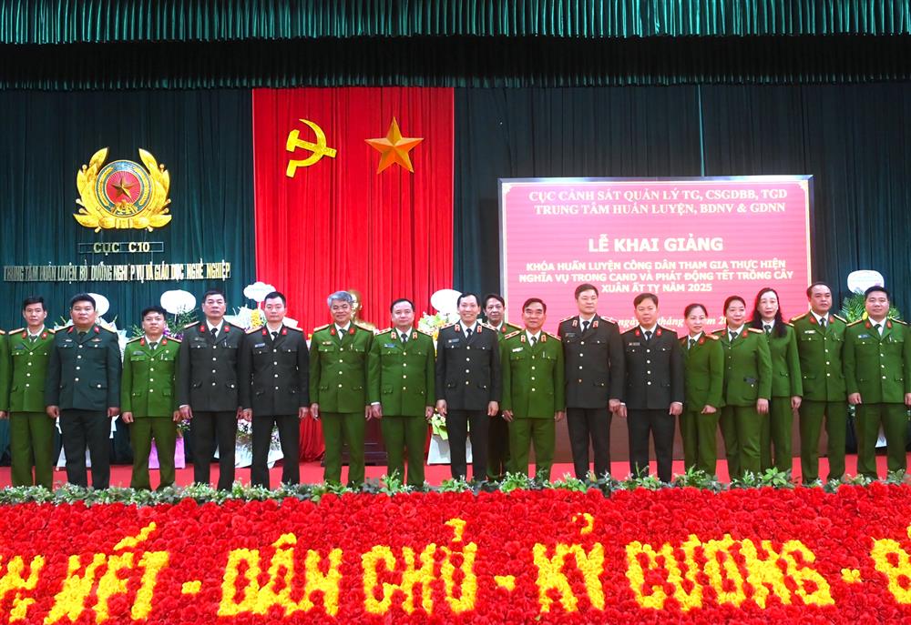Thứ trưởng Lê Văn Tuyến cùng các đại biểu dự Lễ khai giảng.