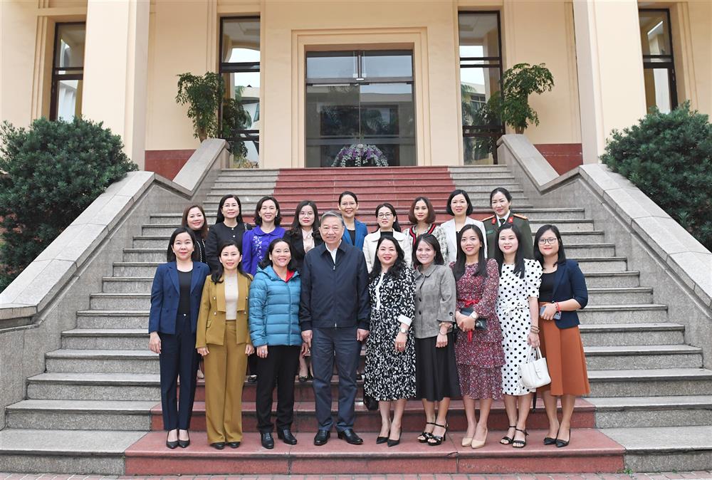 Bộ trưởng Tô Lâm cùng các đại biểu và học viên chụp ảnh lưu niệm.
