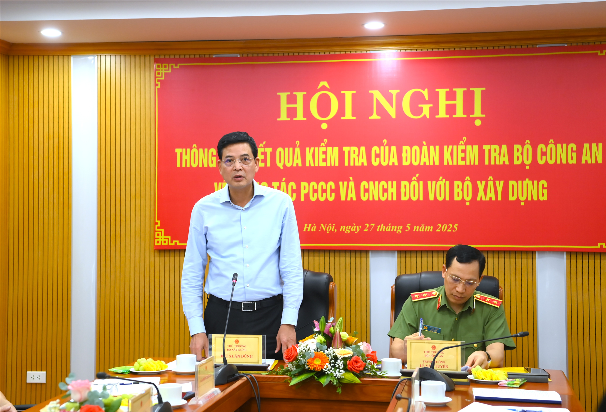 Đồng chí Bùi Xuân Dũng, Thứ trưởng Bộ Xây dựng phát biểu tại Hội nghị.