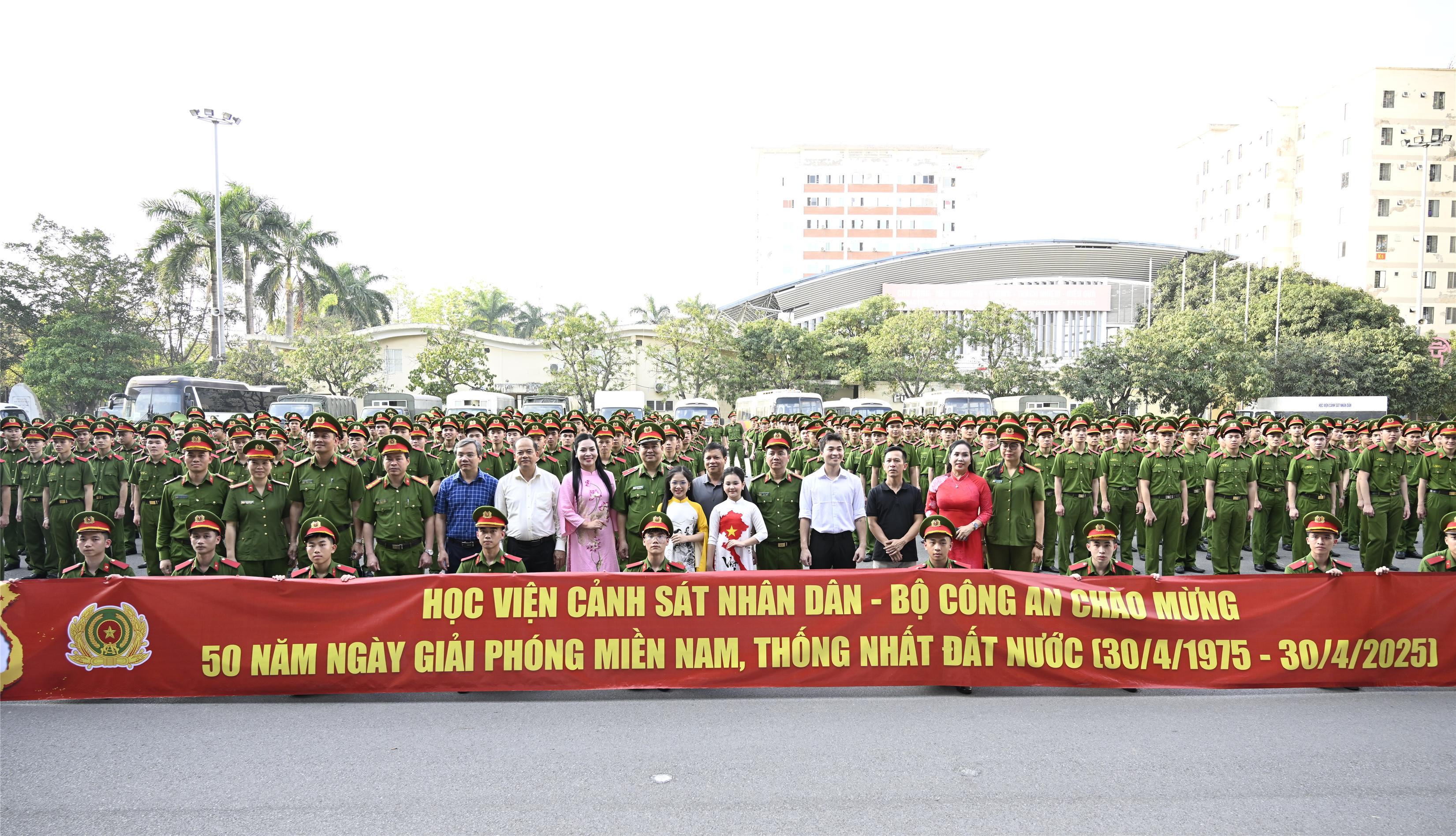 Các đại biểu cùng các học viên dự Lễ xuất quân.