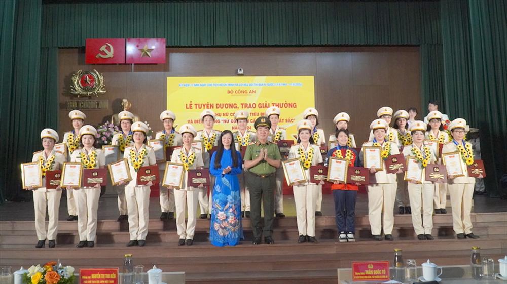 Thứ trưởng Trần Quốc Tỏ và đồng chí Nguyễn Thị Thu Hiền trao chứng nhận tặng các cá nhân Phụ nữ Công an tiêu biểu năm 2024.