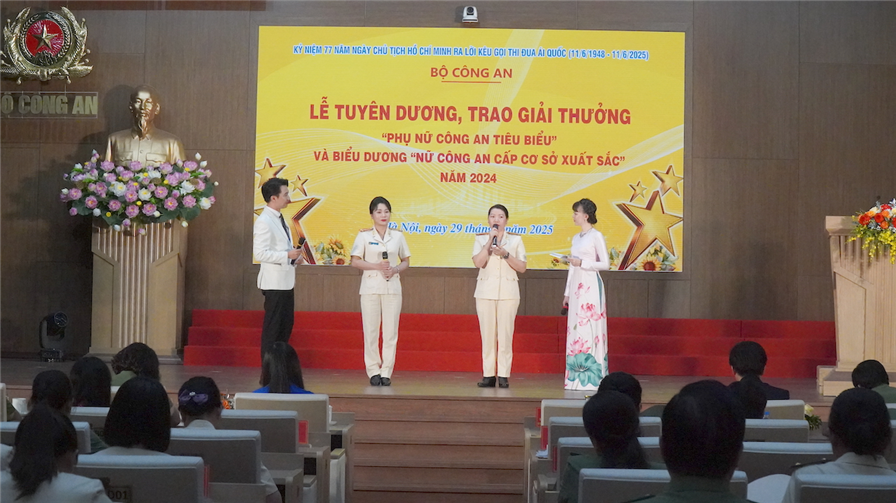 Các đại biểu giao lưu tại chương trình.
