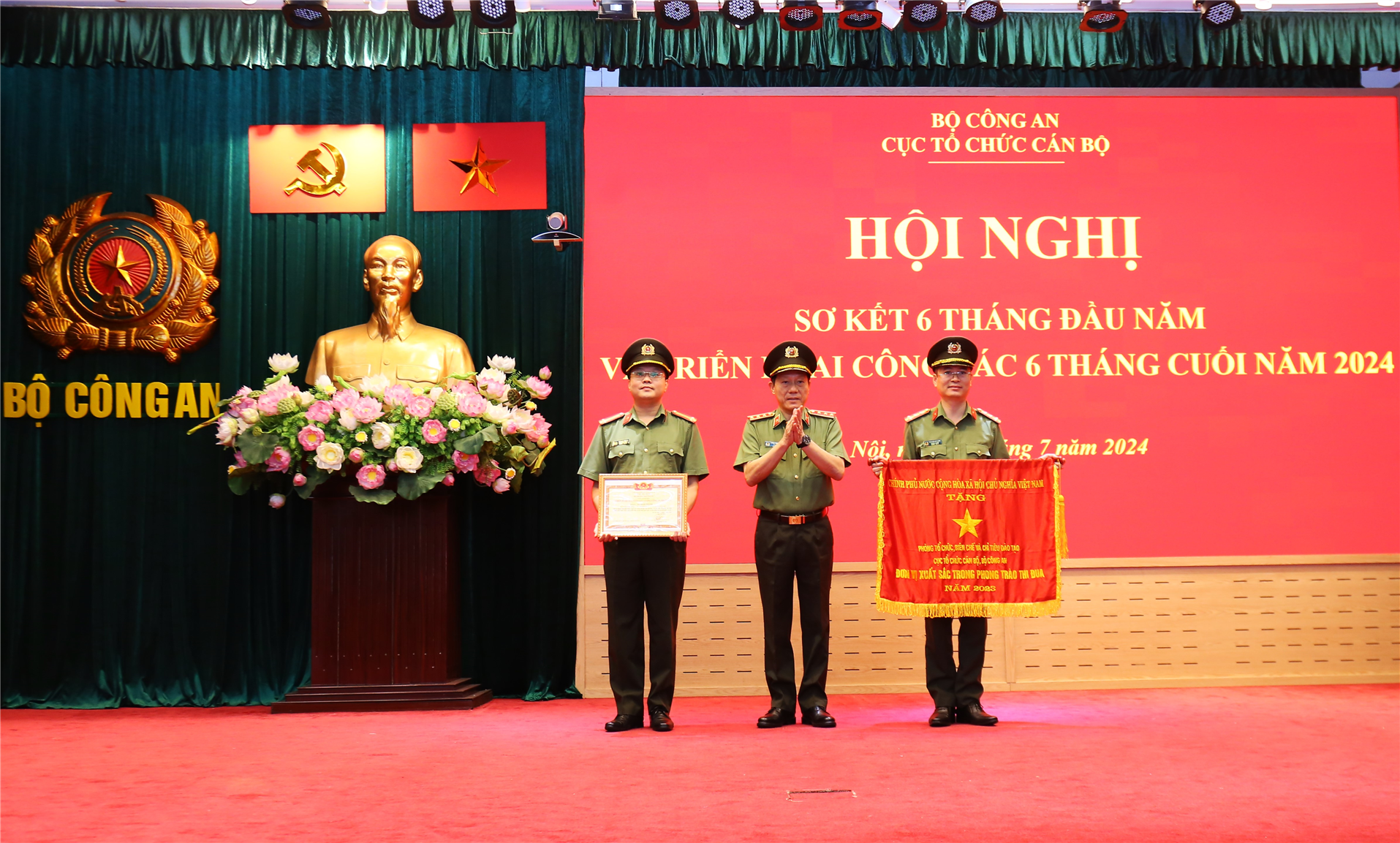Bộ trưởng Lương Tam Quang trao Cờ thi đua của Thủ tướng chính phủ tặng Phòng tổ chức biên chế và chỉ tiêu đào tạo; trao Danh hiệu Chiến sĩ thi đua toàn lực lượng CAND tặng 01 cá nhân có thành tích xuất sắc.
