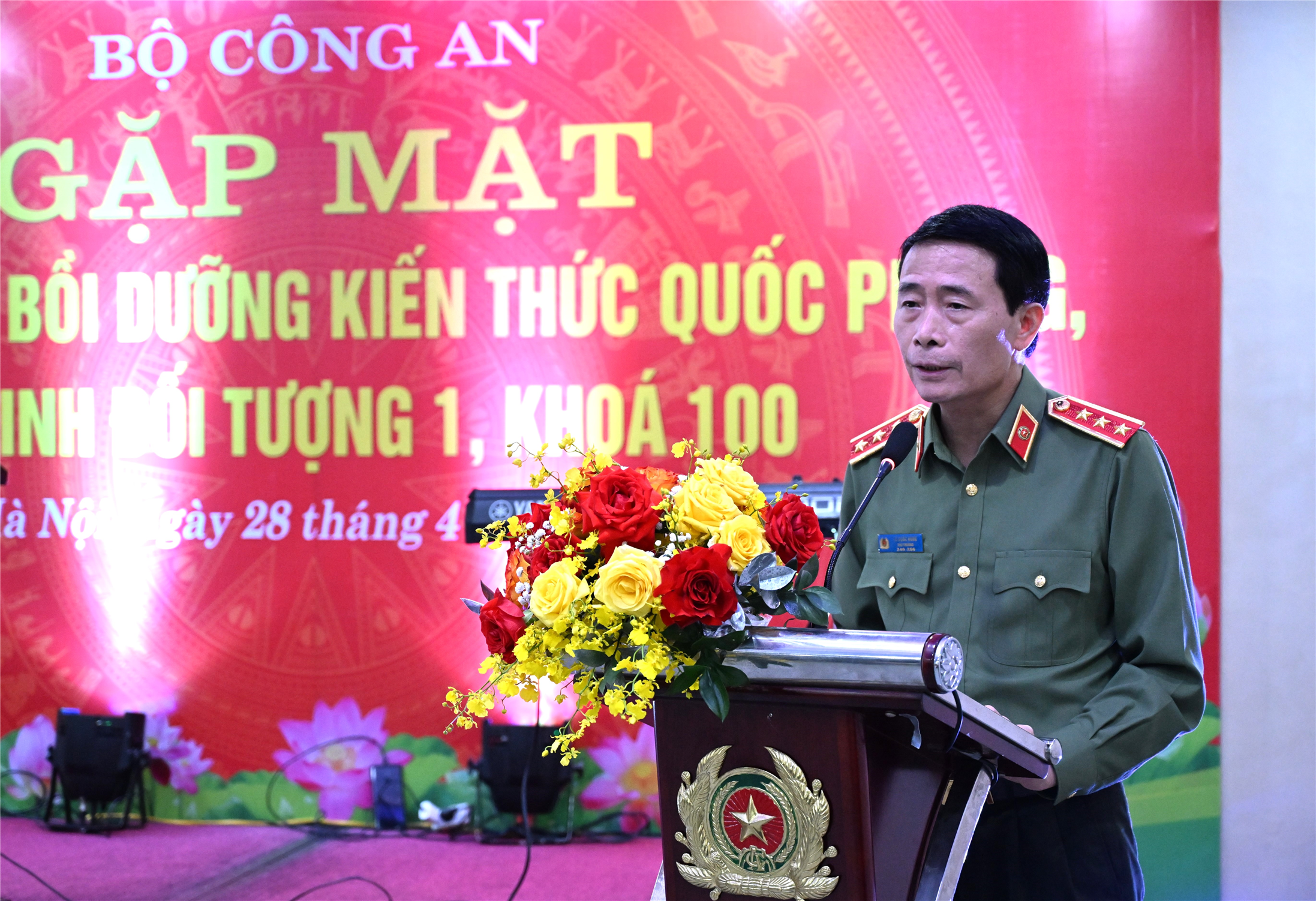 Thứ trưởng Lê Quốc Hùng phát biểu tại buổi gặp mặt.