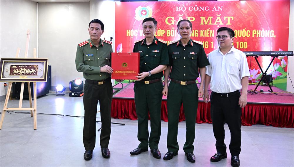 Thay mặt Đảng ủy Công an Trung ương, Bộ Công an, Thứ trưởng Lê Quốc Hùng tặng quà kỷ niệm đại diện đại biểu Học viện Quốc phòng và thành viên Lớp bồi dưỡng kiến thức Quốc phòng, An ninh đối tượng 1, Khóa 100.