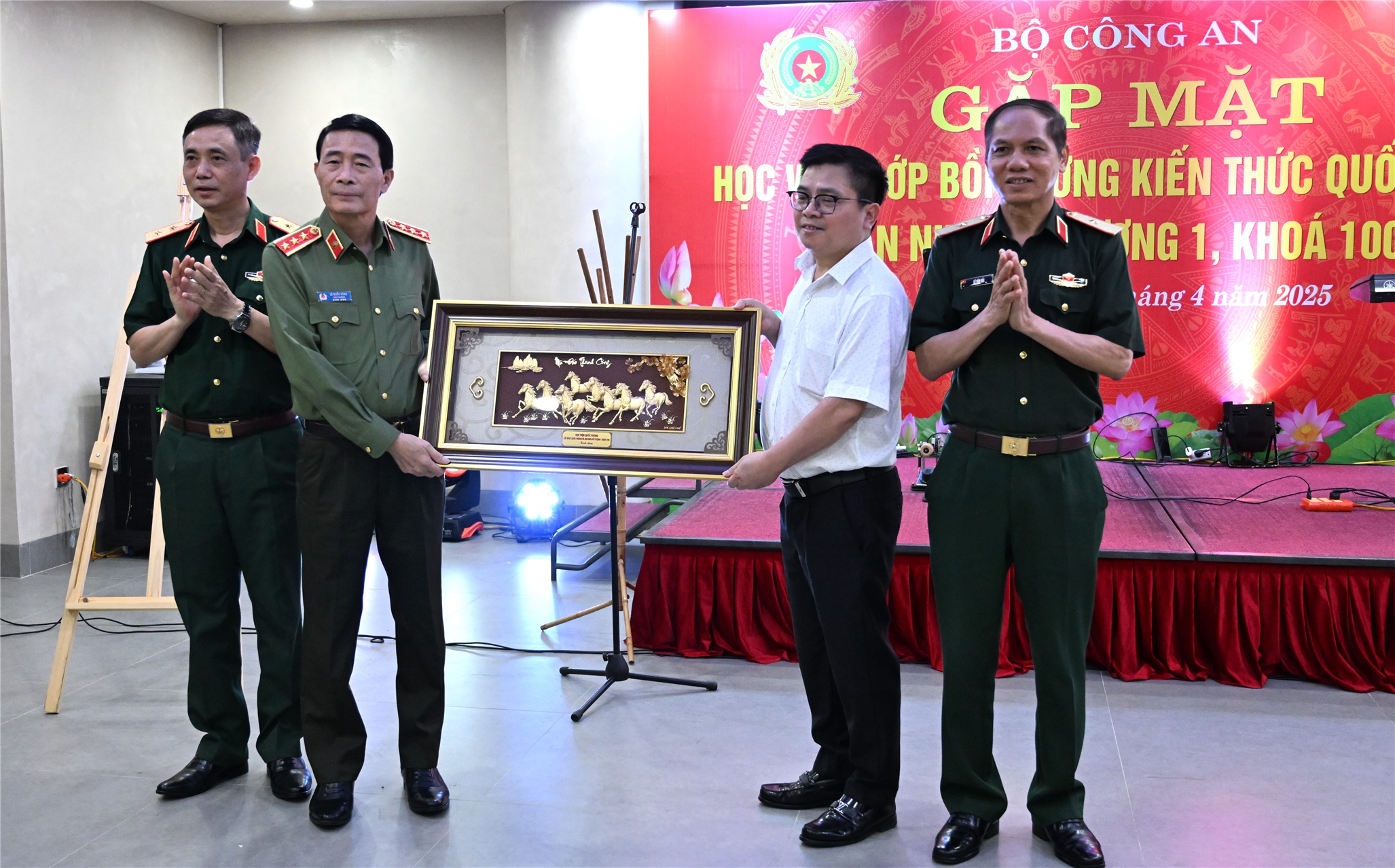 Đại diện Học viện Quốc phòng và đại diện Lớp bồi dưỡng tặng quà kỷ niệm Bộ Công an.
