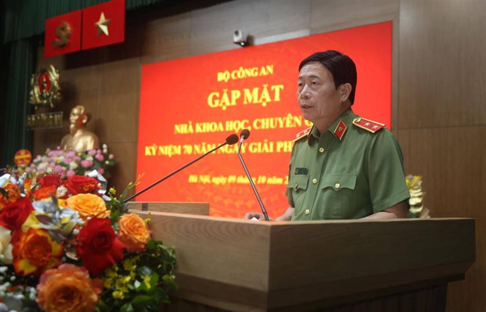 Thứ trưởng Lê Quốc Hùng phát biểu tại buổi gặp mặt.