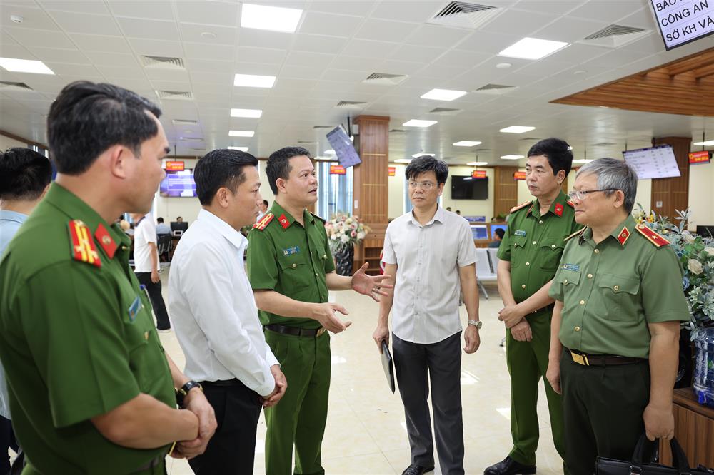 Đoàn kiểm tra Bộ Công an kiểm tra, đánh giá thực tế tại Trung tâm phục vụ hành chính công tỉnh Ninh Bình.